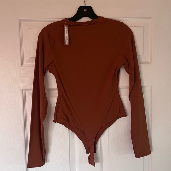 SKIMS Fits Everybody - Long Sleeve Crewneck Bodysuit - Picture 7 of 9